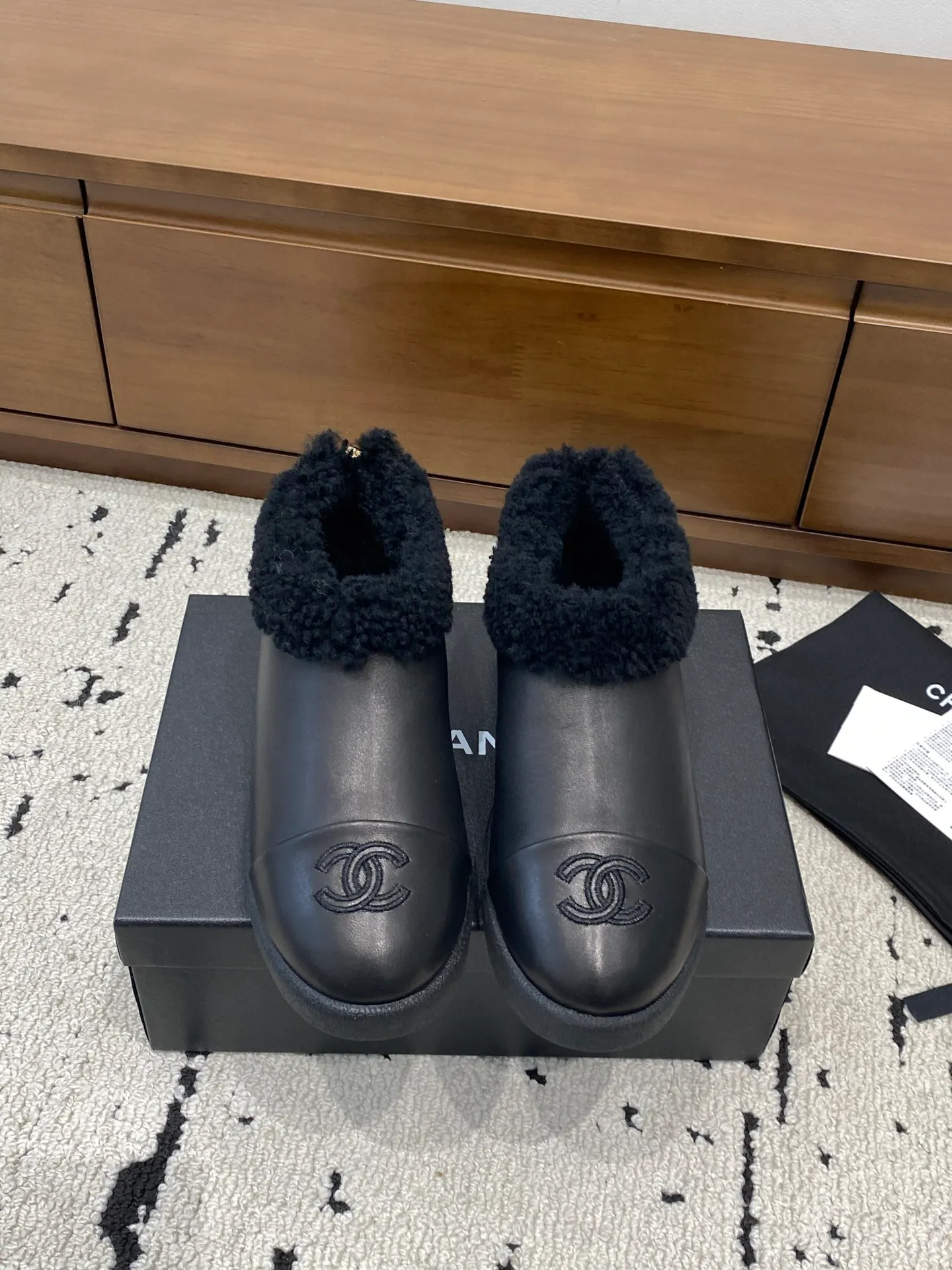 👟👟Ex-factory price 640👟👟 🍀Chanel 2025 autumn and winter style wool shoes Chanel new autumn and winter genuine wool slippers and boots Xiaoxiang 2025 autumn and winter one of the most beautiful snow boots Classic, beautiful and warm snow boots ❤️super warm! It's enough to have it this winter, it's really beautiful and fairy~ Materials and craftsmanship: The upper is made of custom sheepskin/wool/sheepskin, and the inner pads are all made of wool. It feels very soft and comfortable! The sole is the original TPU outsole Size: 35-39 (40.41 customized, non-refundable)
